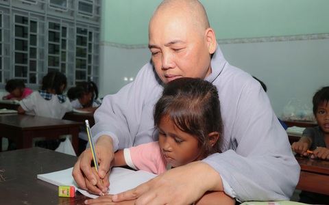 Ê a tiếng đánh vần của lớp học nơi cửa chùa