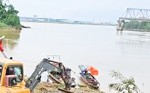 Tập kết phương tiện để cứu hộ và lắp đặt cầu phao thay thế cầu Phong Châu bị sập