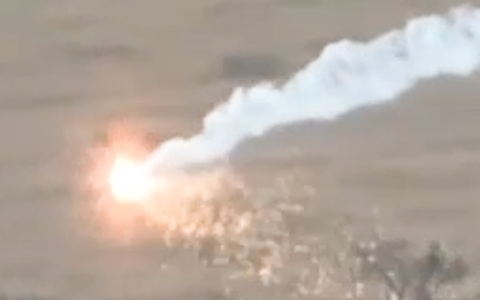 Video lính Nga dùng 'drone rồng lửa' tấn công phòng tuyến Ukraine