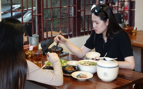 Quán cơm nổi tiếng ở Đà Lạt chuyển doanh thu 4 ngày cứu trợ đồng bào vùng bão lũ