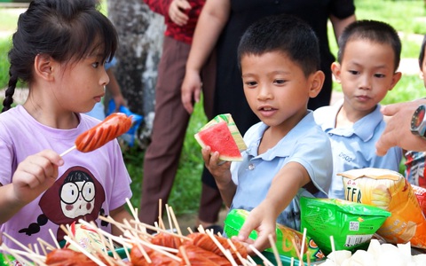 Nhiều em học sinh Làng Nủ Lào Cai lần đầu được ăn xúc xích dịp Tết Trung thu