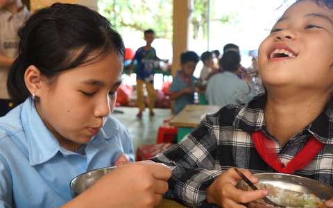 Học sinh Làng Nủ ở bán trú ăn ngon lành sau những ngày mưa lũ, thiếu thực phẩm