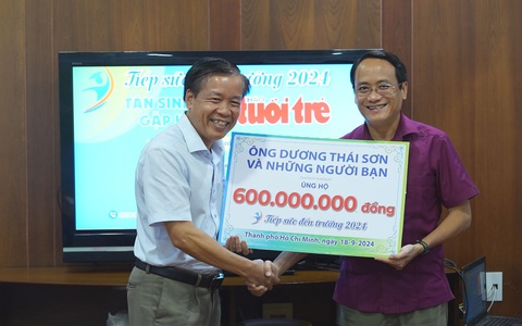 Vượt mưa lớn từ Bình Dương đến TP.HCM trao hỗ trợ Tiếp sức đến trường