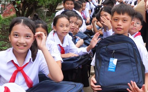 Trao 600 phần quà cho học sinh 2 trường tiểu học và THCS ở vùng lũ Lào Cai
