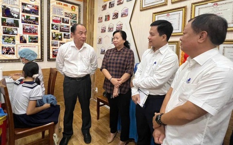 Ban giám đốc Sở Y tế TP.HCM xuống từng địa bàn 'thúc' tăng tốc tiêm đủ mũi sởi