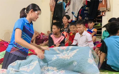 Được cô giáo gọi dậy khi ngủ trưa, tránh được thảm họa sạt lở đất đá