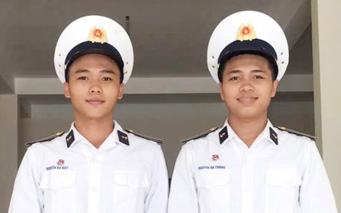 Cặp sinh đôi khát khao làm sĩ quan hải quân