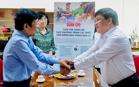 Ban liên lạc phong trào thanh niên HS, SV Sài Gòn - Gia Định trước năm 1975 và Quỹ Tình thương Việt gửi 200 triệu đồng cho đồng bào vùng bão lũ