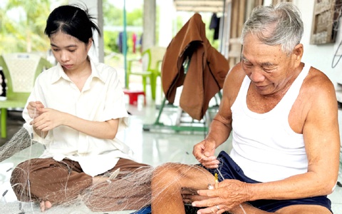 Con gái của anh ngư dân chết trong bão Chanchu vào đại học