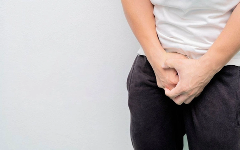 Nam thanh niên nhiễm khuẩn tụ cầu vàng ở ‘cậu nhỏ’