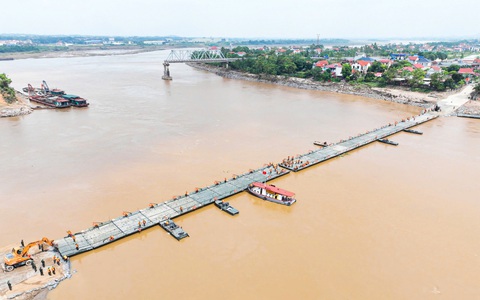 Hoàn thành lắp cầu phao Phong Châu trong 90 phút
