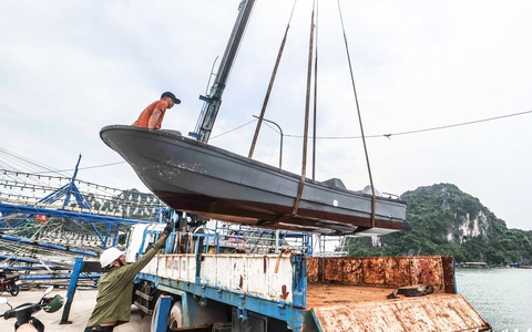 Người dân cấp tập gia cố nhà cửa, tàu thuyền vào bờ tránh bão