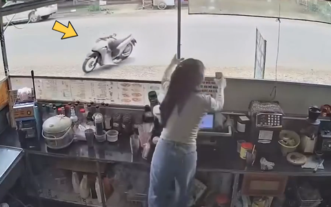Chủ quán ngơ ngác khi xe máy không người lái chạy vào nhà