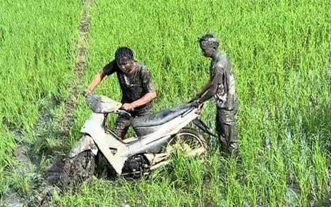 Hai thanh niên nhuộm bùn vì lao xe máy xuống ruộng lúa