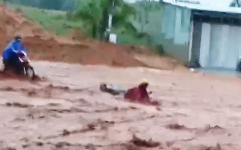 Video cát đỏ tràn như thác lũ, cuốn trôi người phụ nữ đi xe máy ở Phan Thiết