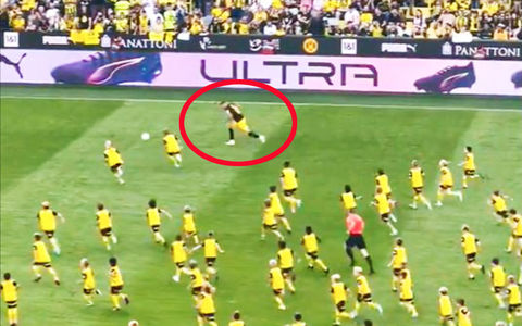Màn tri ân kỳ lạ của Dortmund: 3 lão tướng chống lại 100 đứa trẻ