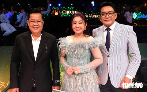 Thanh Nam được khen rất duyên trong lần đầu ngồi ghế nóng Chuông vàng vọng cổ