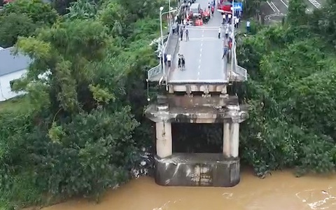 Phú Thọ thông tin vụ sập cầu bắc qua sông Hồng, đang tìm kiếm người mất tích