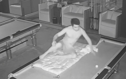 Chàng trai hoảng hồn chạy vào phòng ngủ vì tưởng nhà có ma