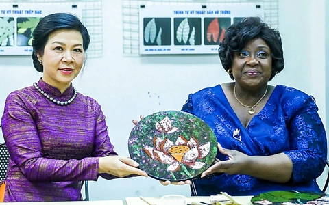 Phu nhân Ngô Phương Ly tặng phu nhân Tổng thống Mozambique tranh sơn mài hoa sen
