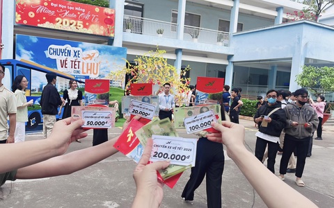 Trường đại học tặng quà, vé xe Tết, 'lì xì' cho sinh viên