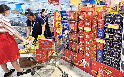 Bánh kẹo, hộp quà Tết đua giảm giá