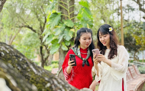 Bạn trẻ diện áo dài thăm Khu di tích Nguyễn Sinh Sắc dịp Tết dương lịch