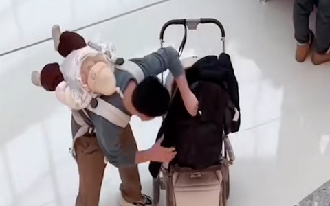 Ông bố não cá vàng tìm con đang cõng trên lưng