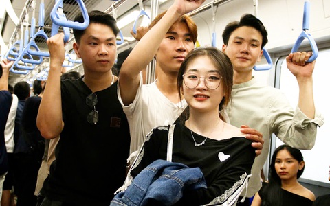 Hàng ngàn người dân đi tàu metro số 1 đêm đầu năm mới 2025