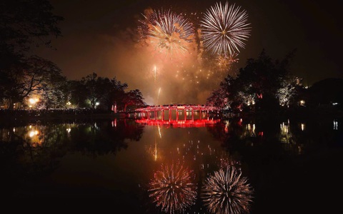 Cả nước đón năm mới 2025: Khắp chốn pháo hoa rền vang tỏa sáng bầu trời
