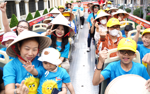 'Tết sẻ chia' cùng bệnh nhi trải nghiệm xe buýt hai tầng và metro số 1 ở TP.HCM