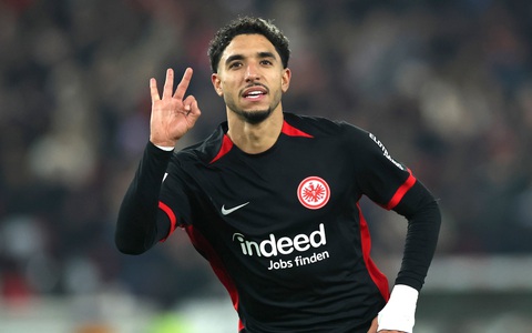 Các tiền đạo lại đắt hàng ở Premier League