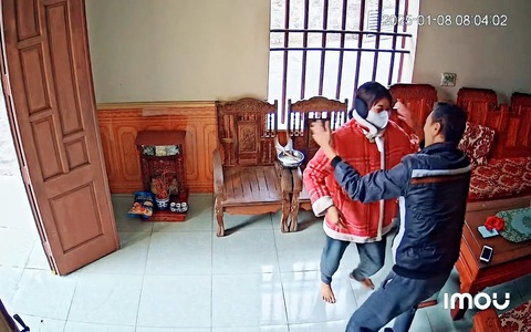 Bố ôm chầm con gái rượu sau lâu ngày gặp mặt