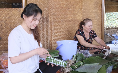 Một khu du lịch ở làng hoa Sa Đéc gói hơn 3.000 đòn bánh tét đãi du khách