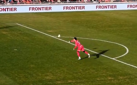 Thủ môn ném bóng vào lưới nhà còn yêu cầu trọng tài check VAR