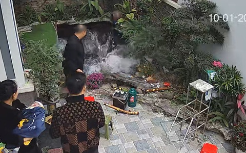 Chàng trai ngã xuống hồ cá koi khi tỉa cây