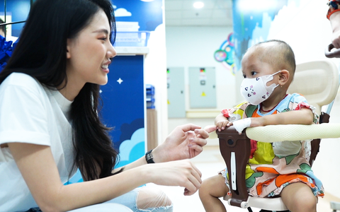 200 bệnh nhi ung thư tại TP.HCM nhận quà Tết sớm