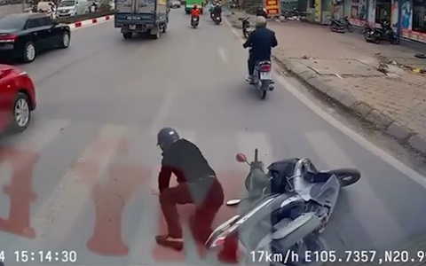 Thoát chết khi ngã xe máy trước đầu ô tô khách ở Hà Nội