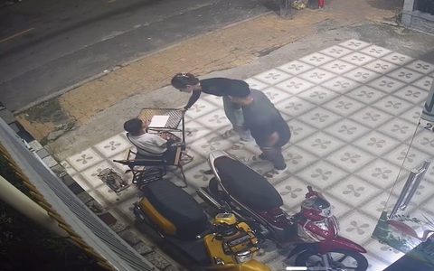 Cậu bé bán vé số xin nhờ ánh đèn nhà dân để làm bài tập