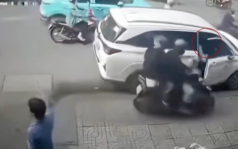 Xe máy leo vỉa hè gặp nạn vì mở cửa ô tô thiếu quan sát
