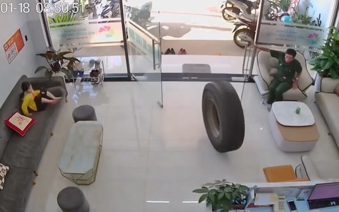 Bánh xe tải rớt lao thẳng vào phòng khám nha khoa