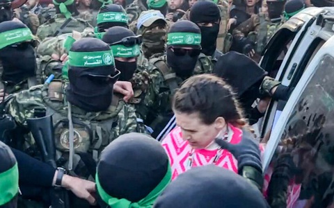 Khoảnh khắc gặp lại người thân của 3 con tin Israel, được Hamas thả trong ngày đầu ngừng bắn