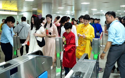 Khách đi metro số 1 TP.HCM bắt đầu trả tiền vé sau 30 ngày miễn phí