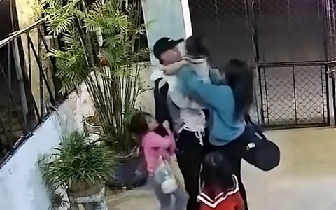 4 mẹ con mừng rỡ chạy ra đón bố đi làm xa về nhà ăn Tết