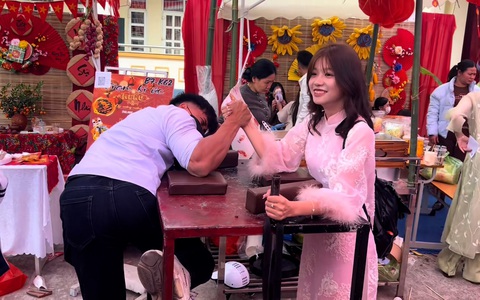 Chàng trai bị người đẹp hạ phát một khi vật tay