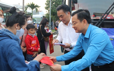 Hàng ngàn công nhân Bình Dương về quê đón Tết trên xe miễn phí với lời hẹn ngày trở lại