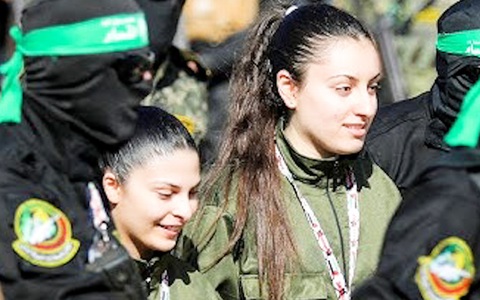Bốn nữ binh sĩ Israel cười tươi khi được Hamas thả để đổi lấy 200 tù nhân Palestine