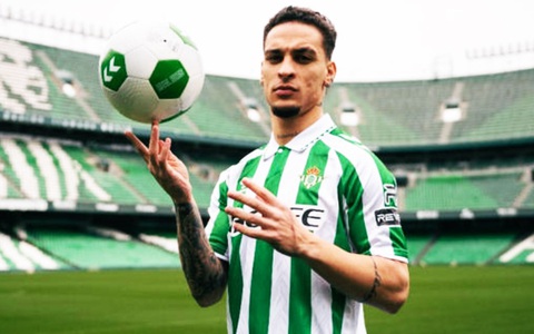 Antony ‘xoay compa’ để ra mắt cổ động viên Real Betis