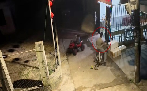 Thanh niên lao xe đạp vào thùng xốp khi tránh 2 bé trai