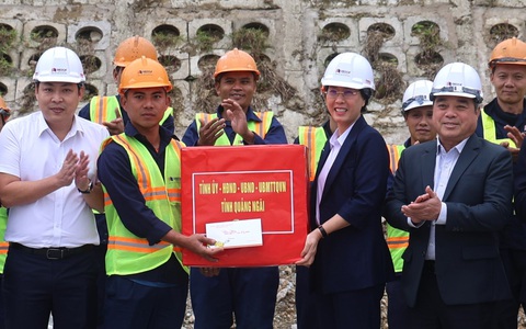 Bí thư Quảng Ngãi thăm công nhân làm việc xuyên Tết tại cao tốc Quảng Ngãi - Hoài Nhơn